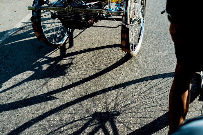 Las sombras de las ruedas de bicicleta en el camino concreto