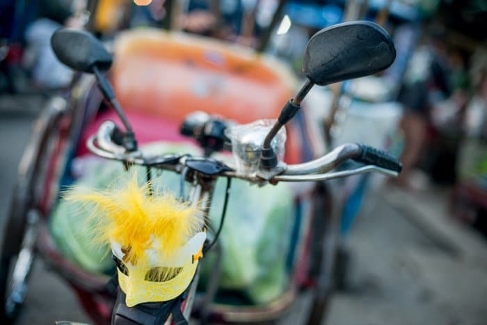 Una máscara amarilla atada al frente de una bicicleta samlar