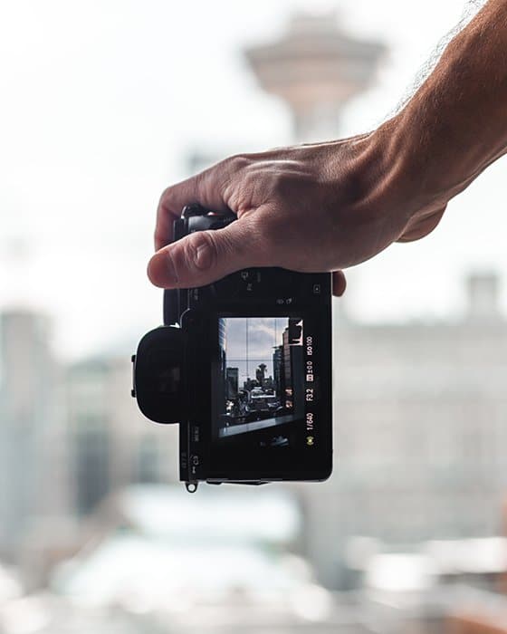Una mano que sostiene una cámara y toma zooms rodantes de un paisaje urbano
