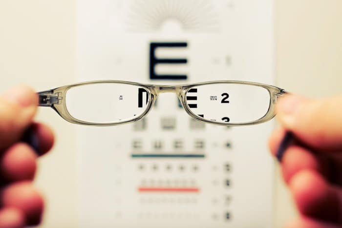 Un gráfico de prueba ocular de ópticos visto a través de un par de anteojos 