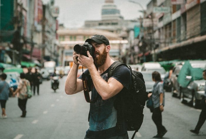 Un fotógrafo haciendo fotografía callejera con su ojo dominante