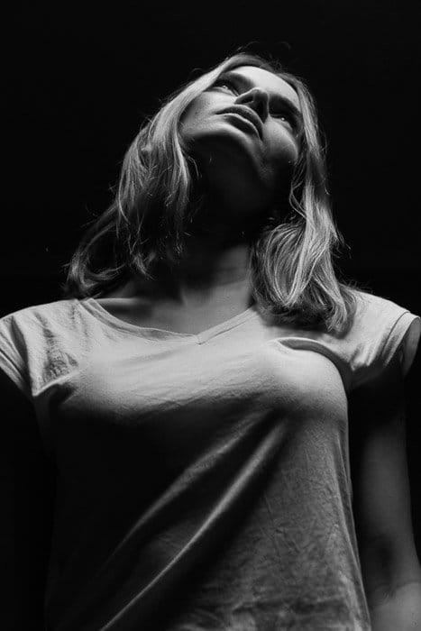 Fotografía atmosférica de una modelo femenina usando una iluminación espectacular para retratos 