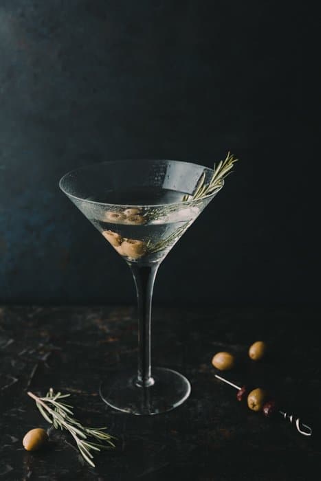 Fotografía de bebida elegante de un cóctel de martini contra un fondo oscuro