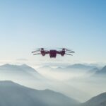 Un dron volando sobre las montañas