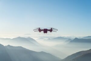 Un dron volando sobre las montañas