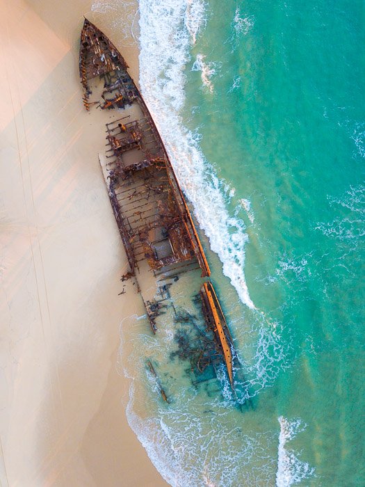 vista aérea de un naufragio en una costa tropical 