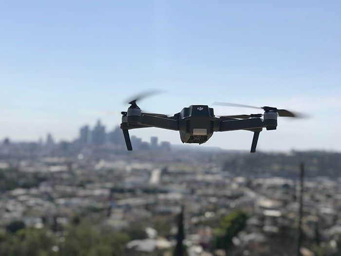 foto de un dron volador