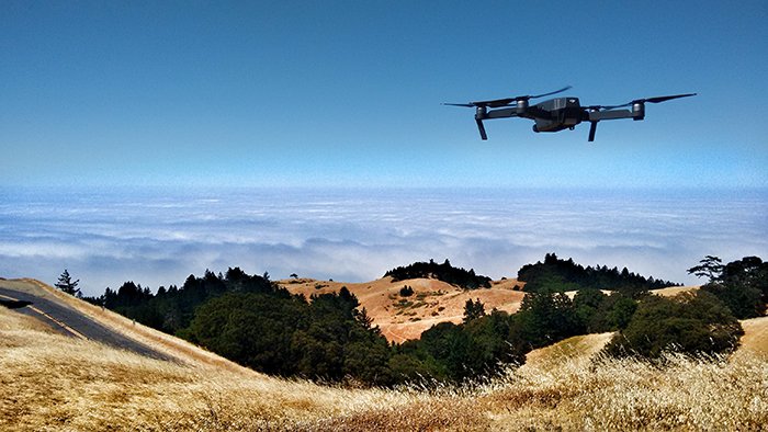 foto de un dron volador