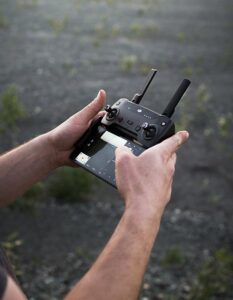 Foto de un mando a distancia de un dron
