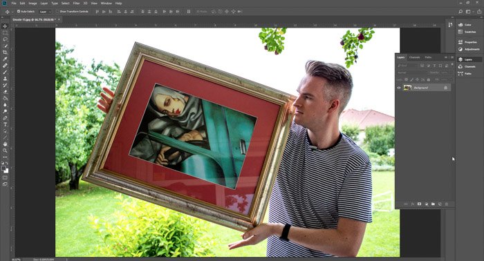 Captura de pantalla de Photoshop editando una imagen de un hombre sosteniendo una pintura enmarcada - efecto droste paso uno