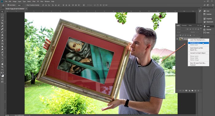 Captura de pantalla de Photoshop editando una imagen de un hombre sosteniendo una pintura enmarcada