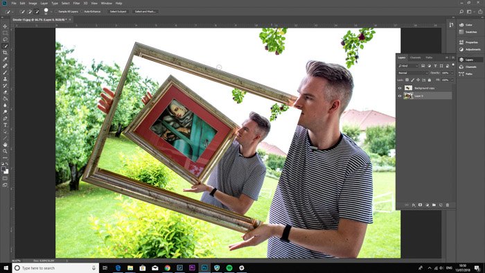 Captura de pantalla de Photoshop editando una foto de un hombre sosteniendo una pintura enmarcada - paso cuatro del efecto droste