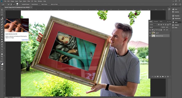 Captura de pantalla de Photoshop editando una foto de un hombre que sostiene una pintura enmarcada: efecto droste, paso seis