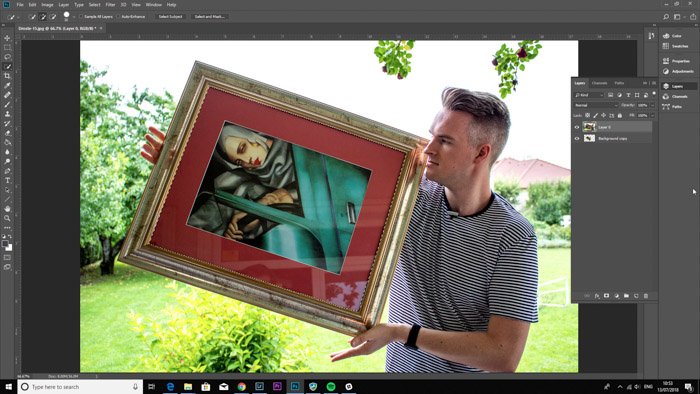 Captura de pantalla de Photoshop editando una foto de un hombre sosteniendo una pintura enmarcada - efecto droste paso siete