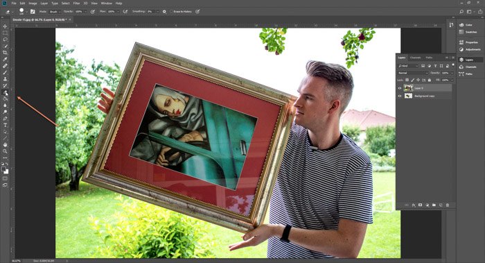 Captura de pantalla de Photoshop editando una foto de un hombre que sostiene una pintura enmarcada: efecto droste, paso ocho