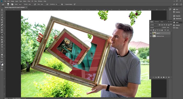 Captura de pantalla de Photoshop editando una foto de un hombre sosteniendo una pintura enmarcada - efecto droste paso nueve