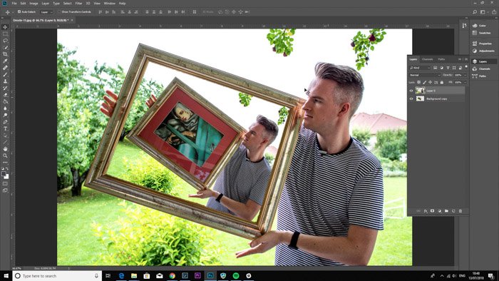 Captura de pantalla de Photoshop editando una foto de un hombre sosteniendo una pintura enmarcada - efecto droste paso diez
