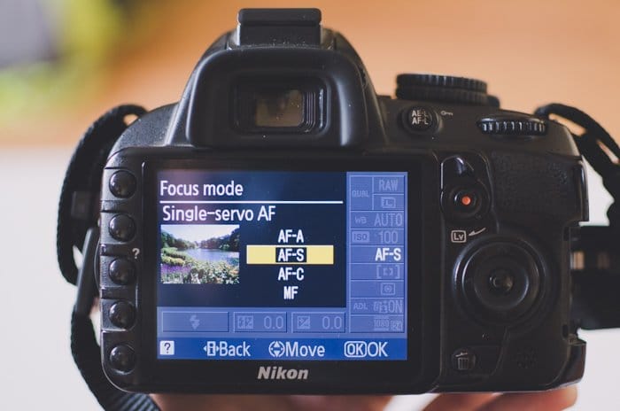 Una foto del menú del modo de enfoque en una cámara Nikon: configuración de la cámara de fotografía DSLR
