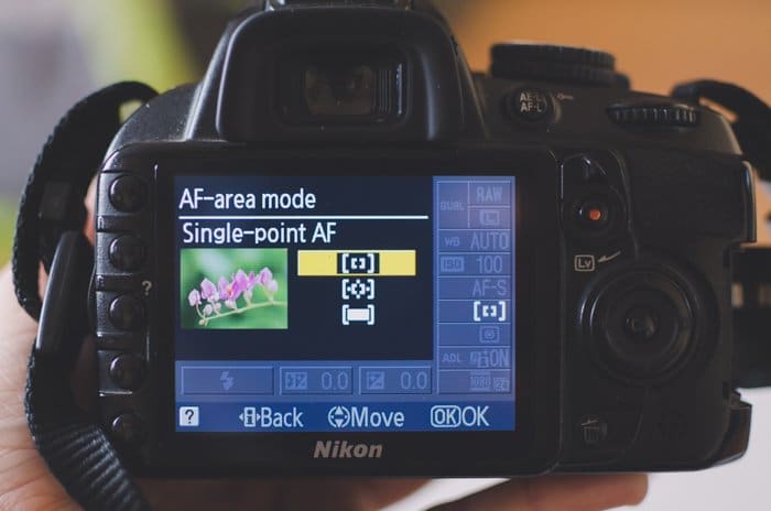 La pantalla de una Nikon DSLR que muestra la configuración del modo de área AF