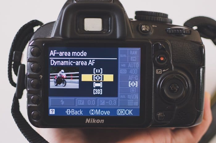 La pantalla de una cámara fotográfica Nikon DSLR que muestra la configuración del modo de área AF: conceptos básicos de DSLR
