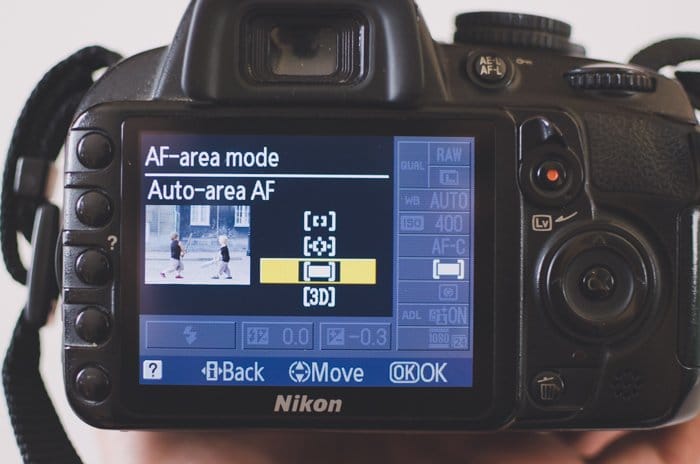 La pantalla de una cámara fotográfica Nikon DSLR que muestra la configuración del modo de área AF