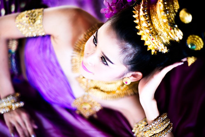 sensual retrato de una modelo tailandesa tomada con fotografía de ángulo holandés