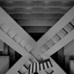 Una imagen monocromática del interior de un techo que demuestra el uso de la tensión dinámica en la fotografía