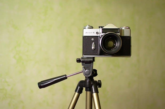 Cerrar la fotografía de comercio electrónico de una cámara de apertura antigua en un trípode