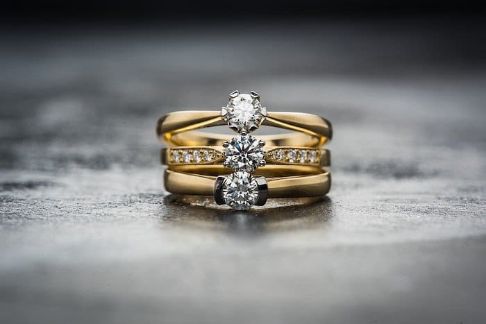 Una foto de producto de un anillo de diamantes