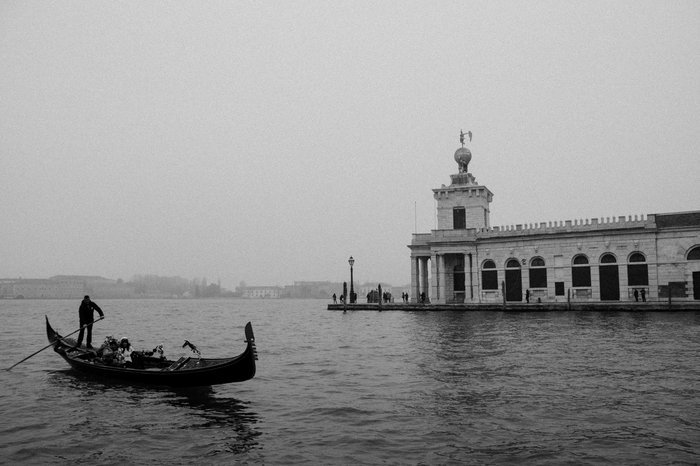 Imagen en blanco y negro de una góndola en Venecia