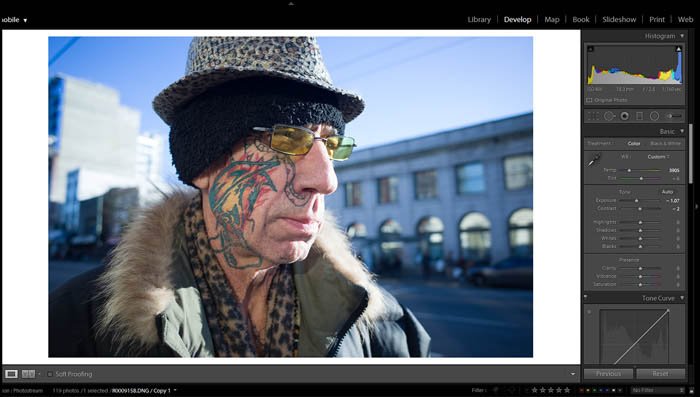 edición de exposición de fotografía callejera y contraste en una foto de un anciano con un colorido tatuaje en la cara