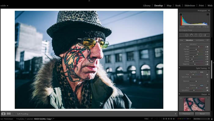 edición de fotografía callejera en lightroom - tonificación dividida - imagen de un anciano con un tatuaje colorido en la cara y ropa excéntrica