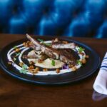 Una sesión de fotografía de restaurante de un plato de comida en una mesa de madera