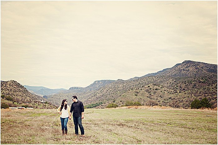 Un retrato romántico de una pareja posando al aire libre - fotografía emocional