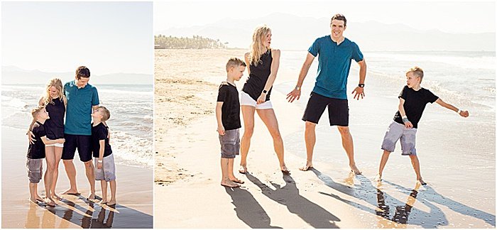 Un díptico de retrato familiar divertido e informal de una familia de cuatro personas posando en la playa - fotografía emocional