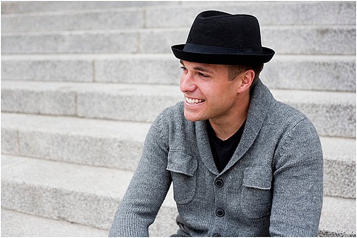 Un modelo masculino sonriente posando al aire libre - fotografía emocional