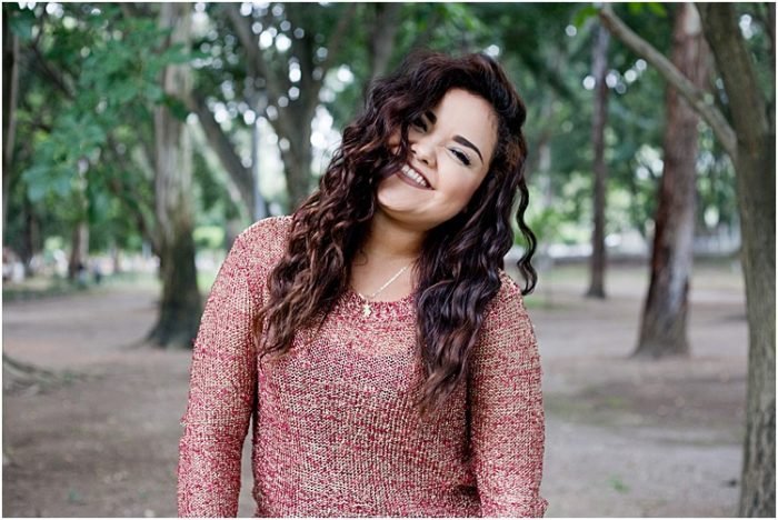 Una modelo femenina sonriente posando al aire libre - fotografía emocional