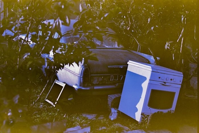 fotografía de un automóvil clásico y un horno filmado en una película caducada con un tono amarillo verdoso