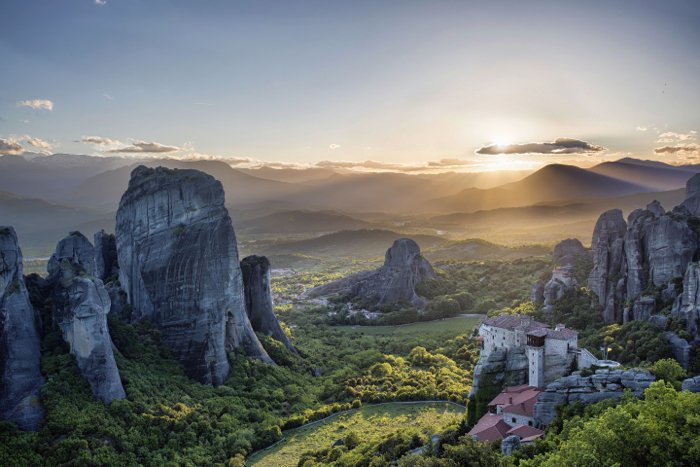 Una hermosa imagen de paisaje con montañas.