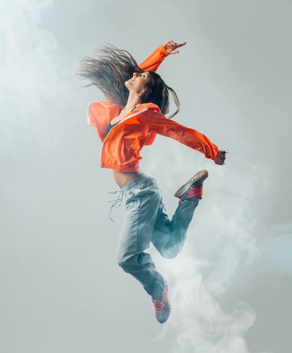 Una mujer saltando en el aire tomada con una velocidad de obturación más rápida