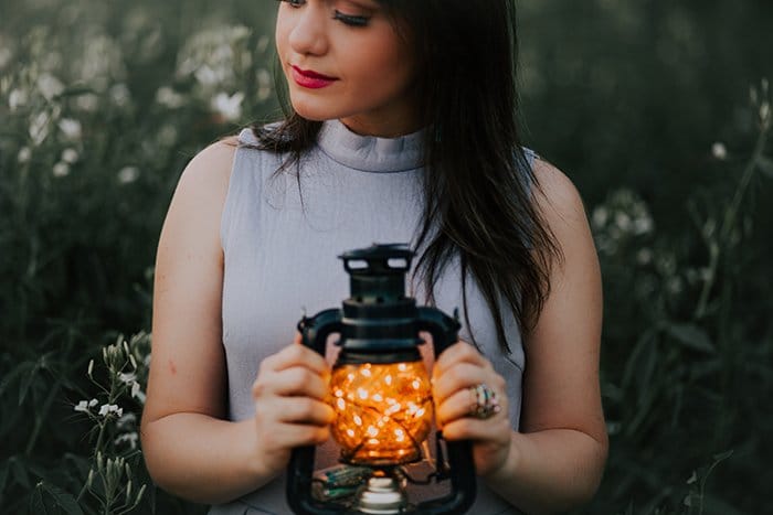 retrato al aire libre de una modelo femenina sosteniendo una linterna - fotografía de luz de hadas