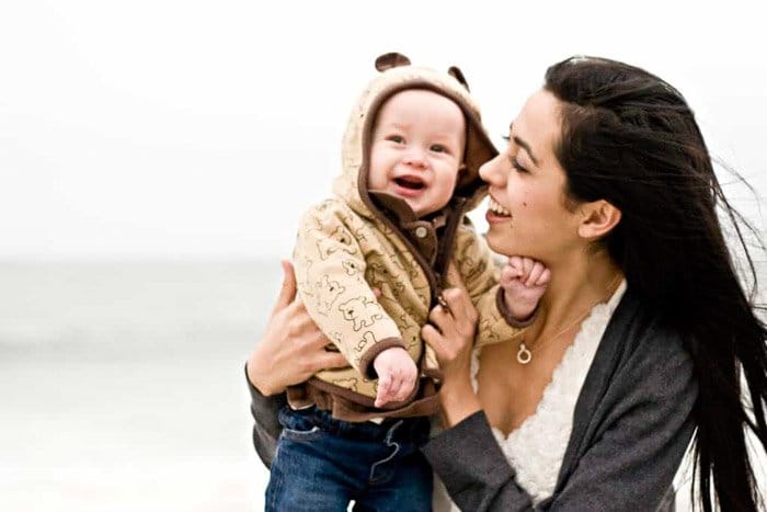Una dulce sesión de fotos familiar en la playa de una madre y un bebé