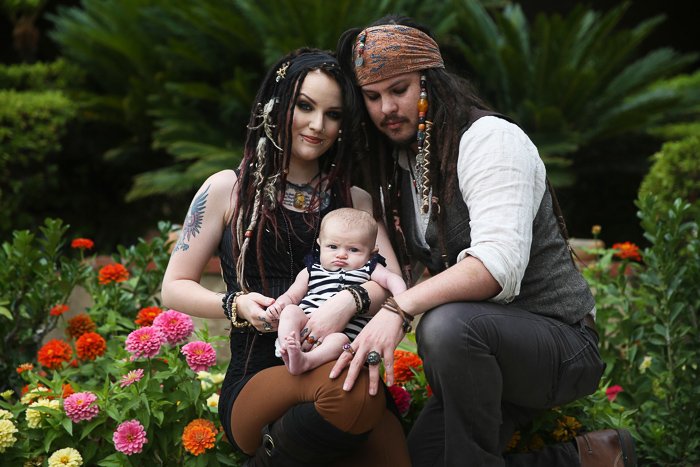 una familia de tres con atuendos de piratas