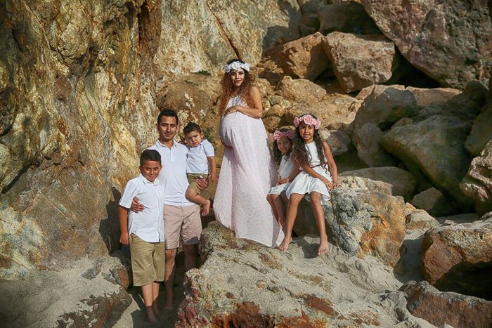 una familia posando en las rocas