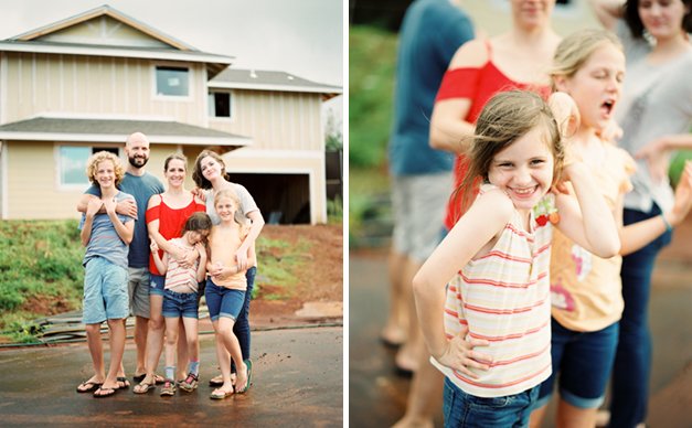 Montaje fotográfico de una familia frente a una casa