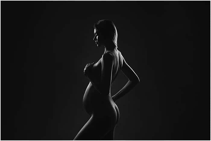 Fotografía en blanco y negro de una mujer embarazada por Donatella Nicolini