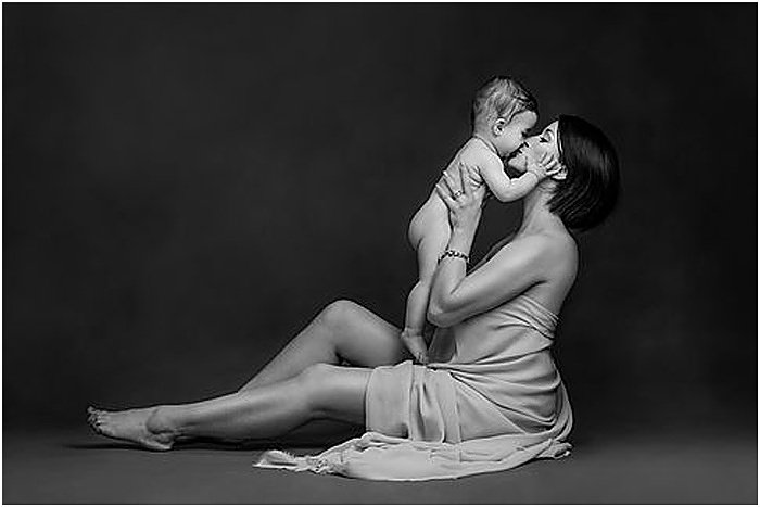 Fotografía en blanco y negro de una madre y su bebé por Donatella Nicolini