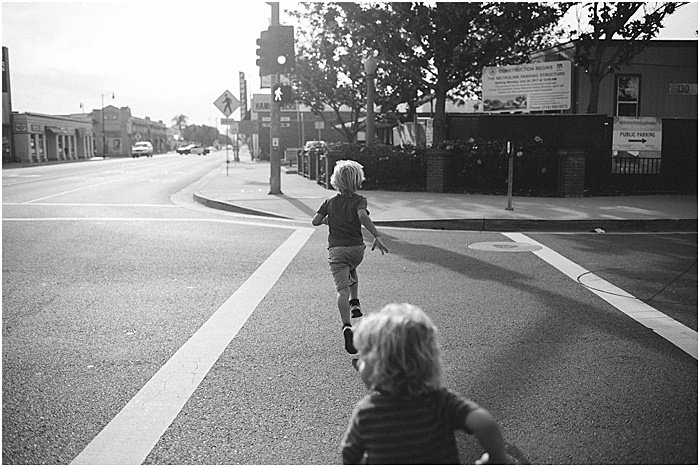 Fotografía en blanco y negro de niños corriendo por la calle