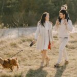 Una familia paseando a su perro.