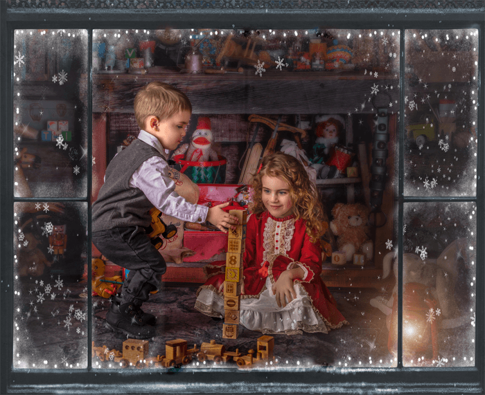 Niños jugando a través del alféizar de una ventana por Sonia Gourlie